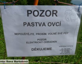 K ohradě s ovcemi a psy, kolem které vede cesta nebo turistický chodník, je vhodné instalovat informační tabuli.
