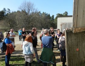 Účastníkům vyprávěl, že od té doby, co má pastevecké psy, drží se vlci 500 metrů od stáda. 