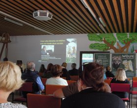 přednáška: "Unser altes Bündnis mit Wölfen und wie Hunde draus wurden"