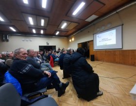 Návštěvníci poslouchají přednášku o vlcích