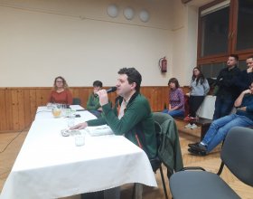 Vedoucí správy CHKO Brdy Bohumil Fišer diskutuje s posluchači